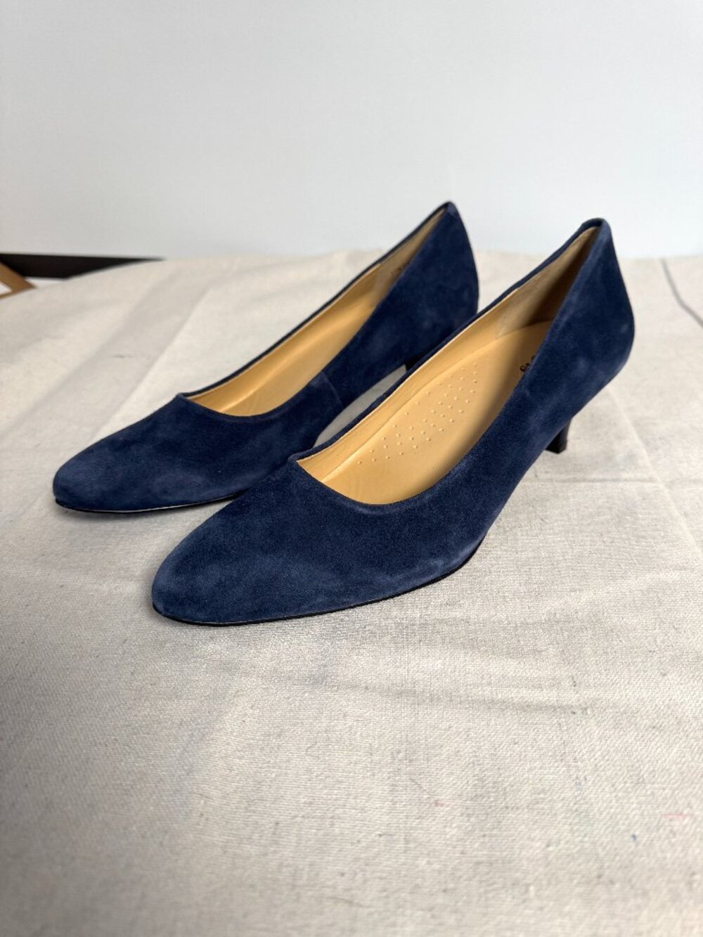 11N Trotters Kiera Navy Suede Pumps Womens 2 inch Kitten Heels Shoes T1805-405